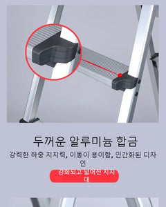 Close-up of a silver metal ladder step with black rubber footpads and a red circular inset highlighting the pad detail, with Korean text below on a light gray background.